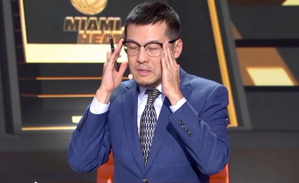 而在《过家家》中，成龙彻底撕掉了坚持数十年的动作标签，饰演了一位彻底失败且脆弱的普通老人任爹，完成了一次令人惊艳的颠覆性表演。