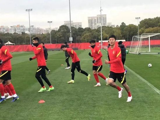 CCTV6 VIP影院 全部 电影 电视剧 影人 视频 图片 新闻 更新时间 所有 1小时内 今日内 1周内 1个月内 从资讯频道搜索 结果 93187 条 《困在心绪里的儿子》曝预告 狼叔帮儿子对抗抑郁 2022-09-20 近日，佛罗莱恩·泽勒执导的“家庭三部曲”第二部《困在心绪里的儿子》发布中字版预告，改编自佛罗莱恩·泽勒创作的同名戏剧，由《困在时间里的父亲》编剧克里斯托弗·汉普顿与佛罗莱恩·泽勒共同操刀剧本，休·杰 《困在心绪里的儿子》伦敦开机 休·杰克曼演父亲 2021-08-18 近日，《困在时间里的父亲》导演佛罗莱恩·泽勒执导的“家庭三部曲”第二部《困在心绪里的儿子》在英国伦敦开机，影片由休·杰克曼、劳拉·邓恩、凡妮莎·柯比主演，上映时间待定。